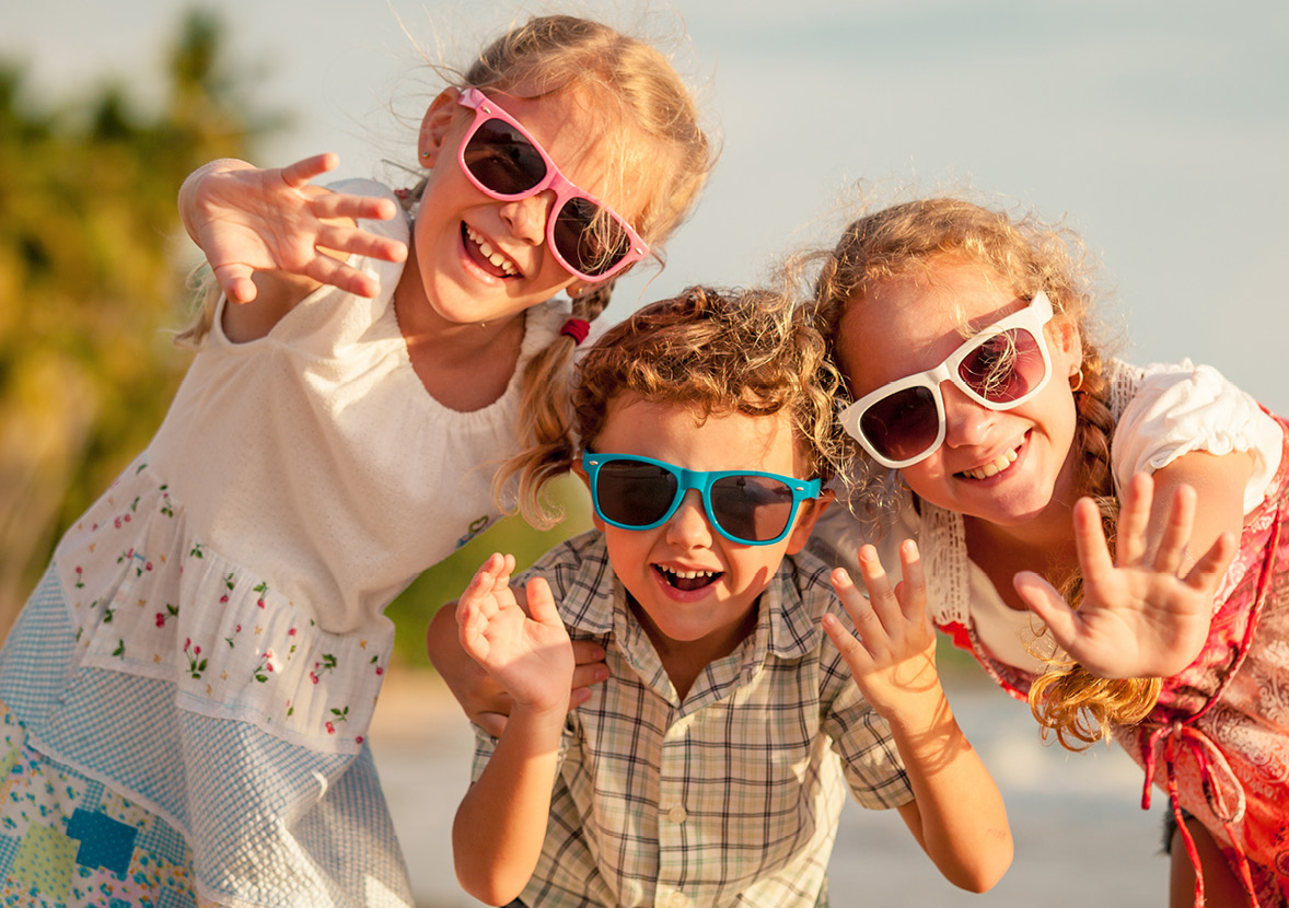 Sommer kinder. Киберканикулы. Много очков детских от ультрафиолета. Велопрогулка дети в очках. Лето с пользой репетитор.