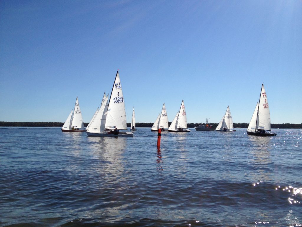 Kuvassa on purjeveneitä