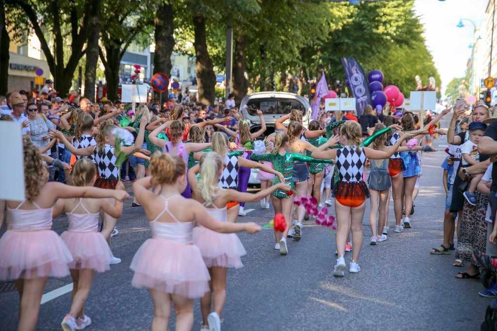 Kvassa on lapsiryhmä meripäiväparaatissa