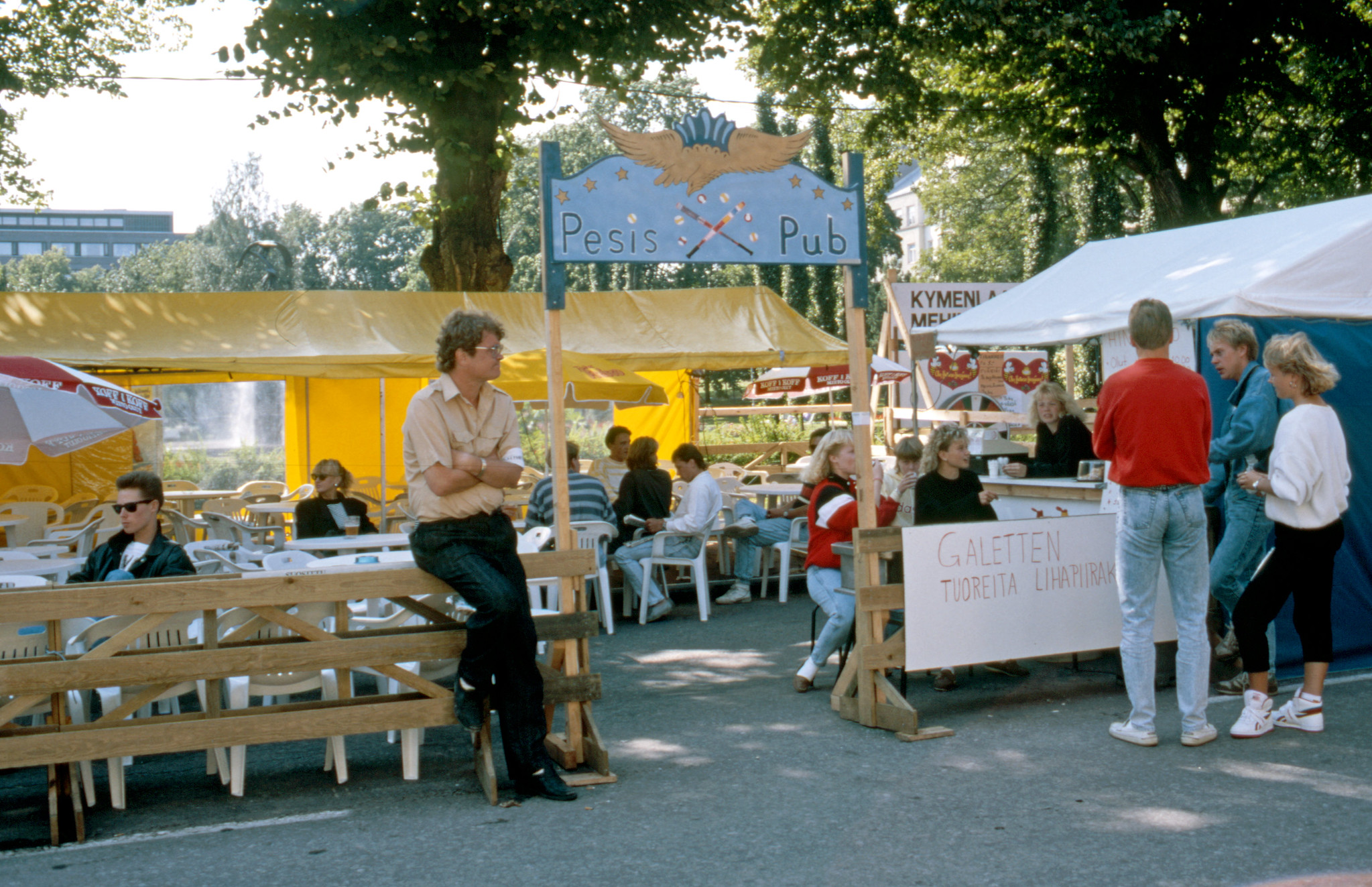 Pesispubin terassi Kotkan meripäivillä vuonna 1989