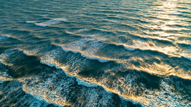 Aallokko ilta auringon valossa